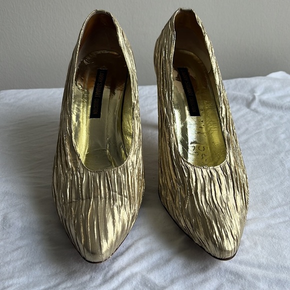 Larry Stuart Collection vintage gold plisse pleated crinkle gold pumps - Picture 7 of 7